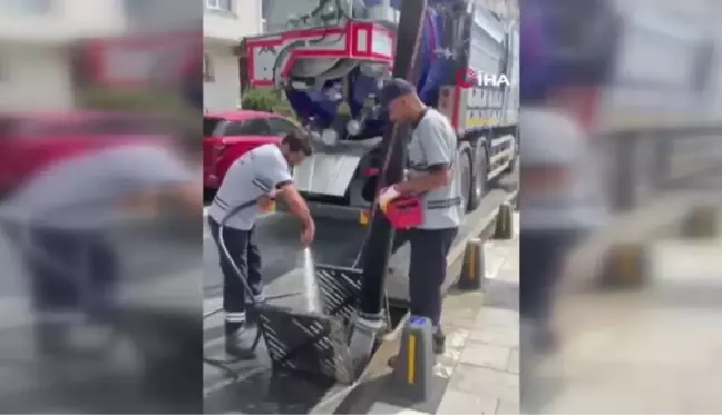 Sağanak yağış nedeniyle pazarın içindeki yol çöktü, esnaf zor anlar yaşadı