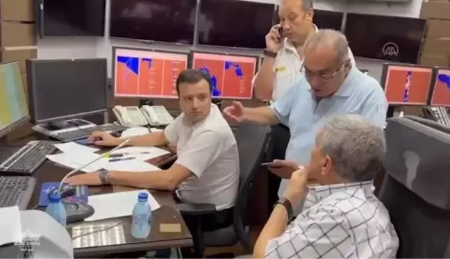 Süveyş Kanalı'nda tankerin karaya oturması sonucu duran deniz trafiği yeniden açıldı