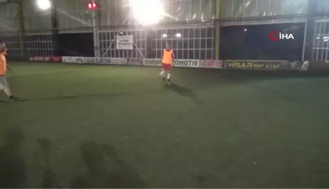 Halı sahanın en yaşlı futbolcusu performansıyla gençlere taş çıkarıyor