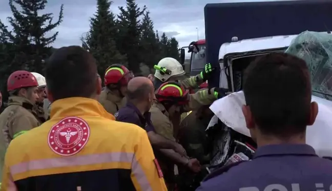 Tuzla Şekerpınar mevkisinde iki kamyonet çarpıştı: 3 yaralı