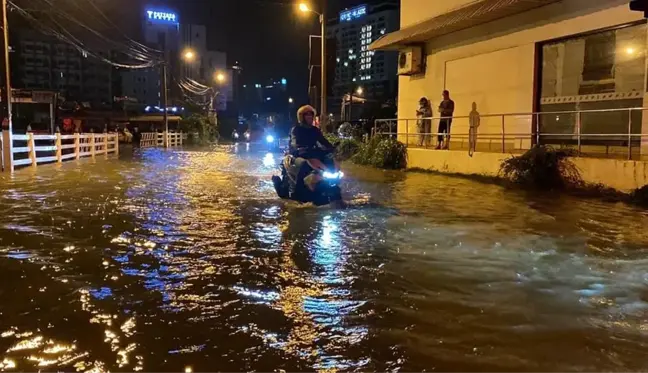 Tayland 20 yılın en şiddetli muson yağmurlarıyla mücadele ediyor