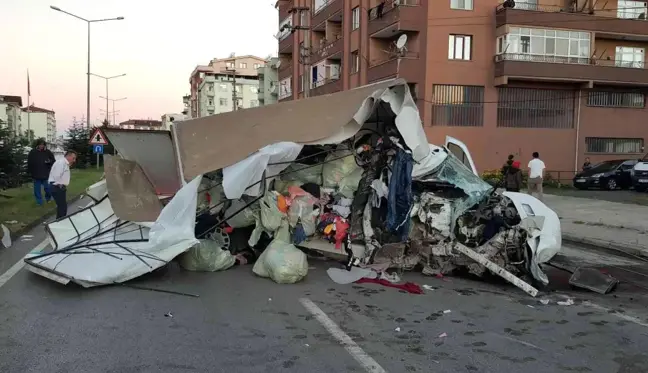 Son dakika haberleri... Elektrik direğine çarpan kamyonet hurdaya döndü: 1 ölü, 1 yaralı