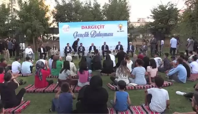 Bakan Soylu, bağlama çalarak 