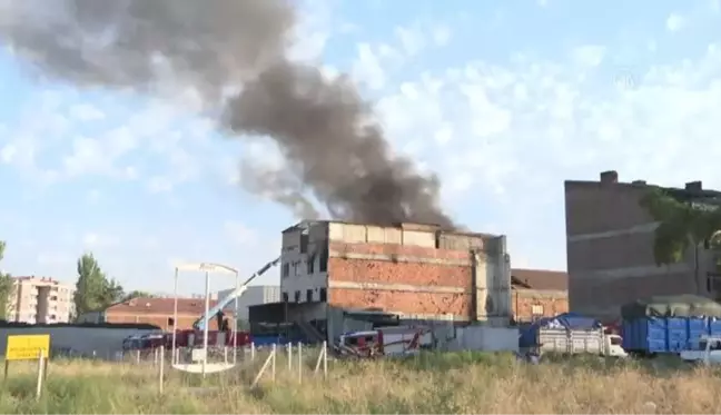 Atık kağıt deposunda çıkan yangın söndürüldü (2)