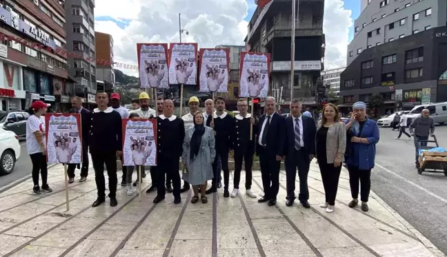 4 mahalle muhtarı çocukların okul ihtiyaçları karşılamak için okul üniforması giydi