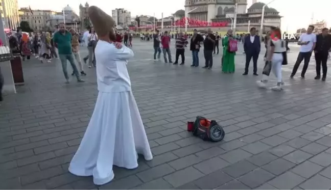 Taksim Meydanı'nda sema gösterisi büyük ilgi çekti