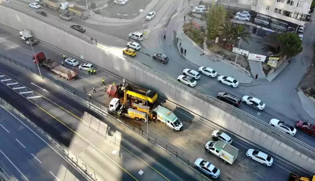 Kadıköy'de devrilen hafriyat kamyonu 8 saatlik çalışma sonucu kaldırıldı