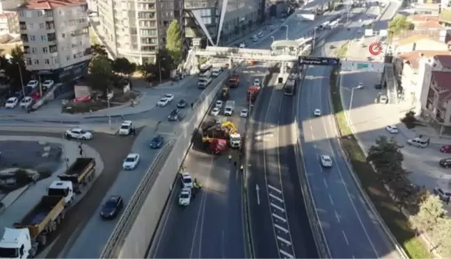 Kadıköy'de devrilen hafriyat kamyonu 8 saatlik çalışma sonucu kaldırıldı