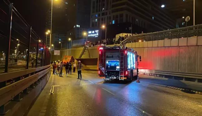 Kadıköy'de seyir halindeki kamyonun çevre yoluna düşmesi sonucu sürücü yaralandı (2)