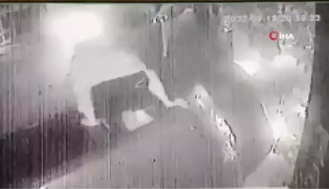 Kontrolden çıkan otomobil kafeye daldı... O anlar kamerada