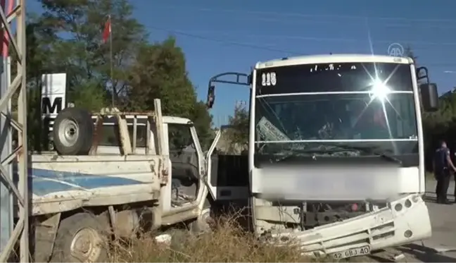 Servis midibüsü ile kamyonet çarpıştı, 17 işçi yaralandı