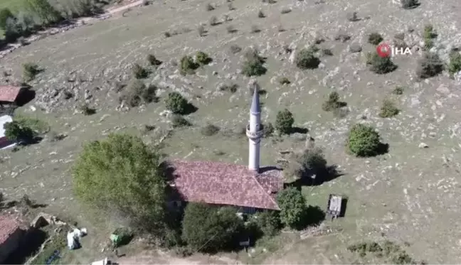 Tarihi cami ilgisizlikten harabeye döndü