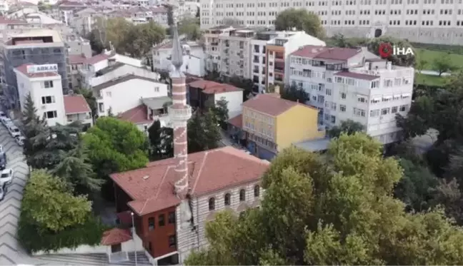 Üsküdar'da 2 asırlık tarihi caminin kubbesindeki kurşun plakalar çalındı