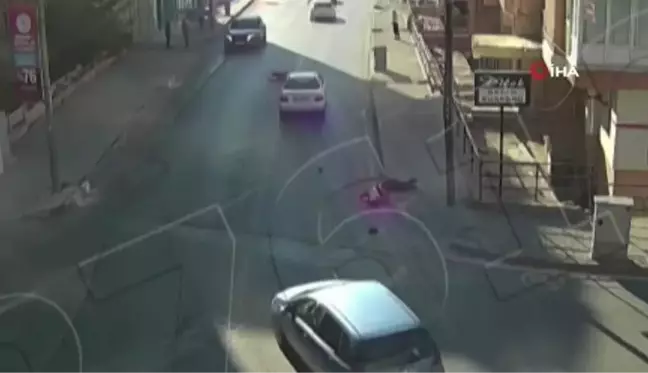 Niğde 3. sayfa haberi... Niğde'de yolun karşısına geçen 2 kadına araç böyle çarptı