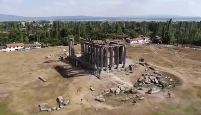 Aizanoi Antik Kenti kazısında mermer güneş saati bulundu