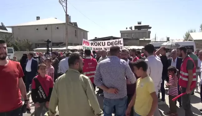 Van gündem haberleri... Arıtma Tesisinden Bırakılan Kanalizasyon Suyu Van Gölü'nün Kıyı Bandını Kahverengiye Boyadı, Mahalleli Kokudan Duramıyor