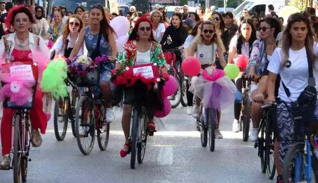 Isparta yerel haberi... Isparta'da süslü kadınlar pedal çevirdi