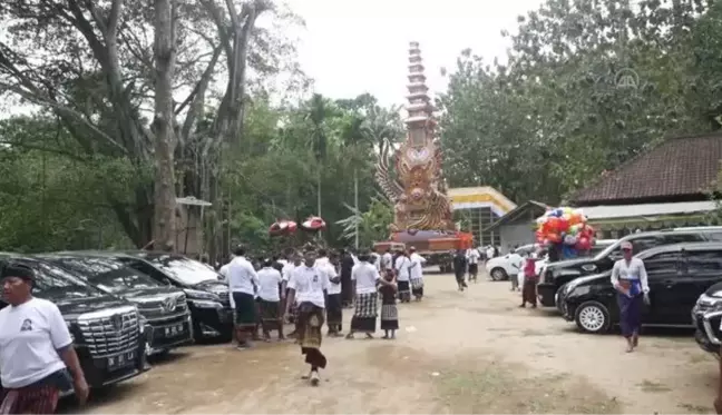 Son dakika kültür sanat: Bali Adası'nda Hindu geleneklerine göre kraliyet ailesi için ölü yakma töreni gerçekleştirildi