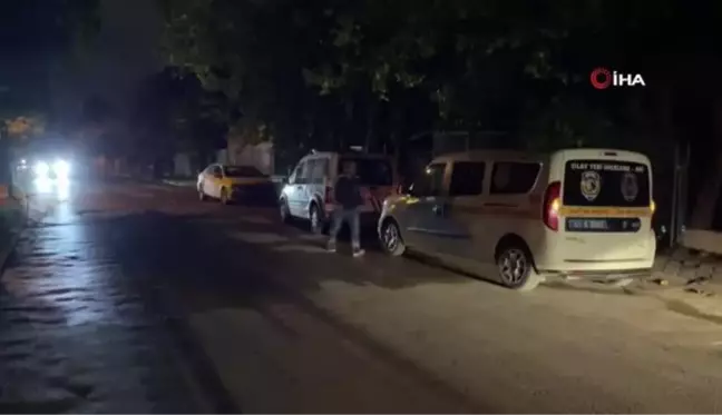 Cenaze evine taziyeye giden 2 arkadaşa otomobil çarptı: 1 ölü, 1 yaralı