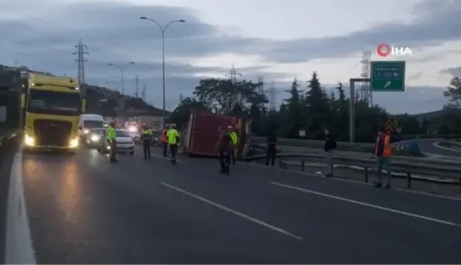 Kargo yüklü dorse tırdan ayrılarak TEM'de devrildi