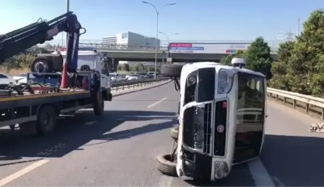 Bahçelievler'de devrilen hafif ticari araçtaki 3 kişi ağır yaralandı