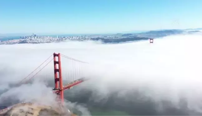 San Francisco Golden Gate Köprüsü üzerinde sis