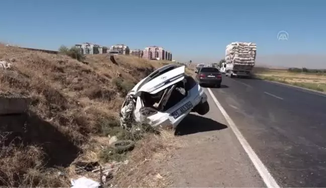 DŞYARBAKIR - Şarampole devrilen otomobildeki 4 kişi yaralandı