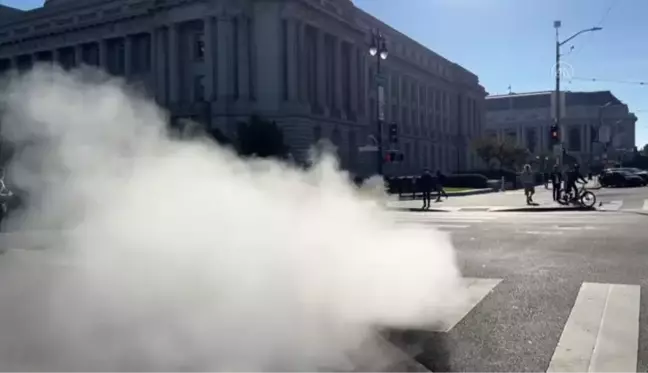 SAN FRANCİSCO - ABD'de mazgallardan yükselen buhar