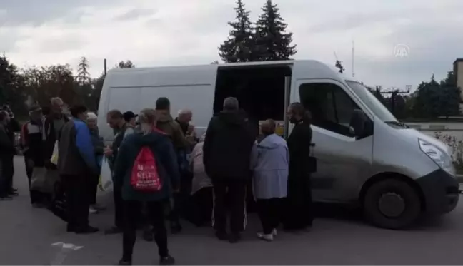 Ukrayna ordusunun Rus güçlerinden geri aldığı İzyum halkına yardım dağıtıldı