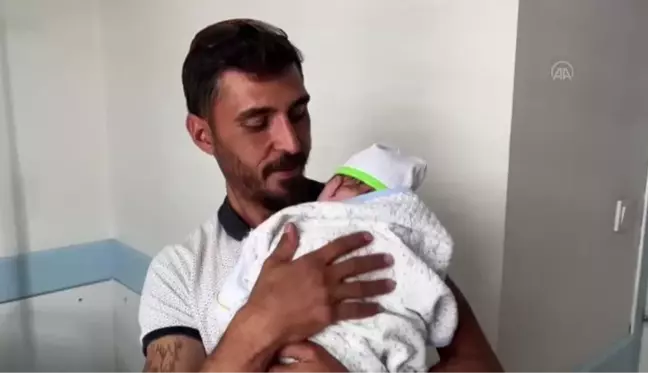 830 gram doğan bebeklerini 91 gün sonra kucaklarına aldılar