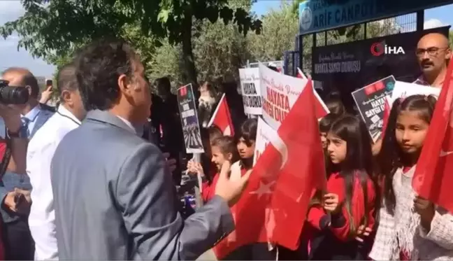 Manisa yerel haberi... Turgutlu'da yaya geçidi orta çizgileri kırmızıya boyandı