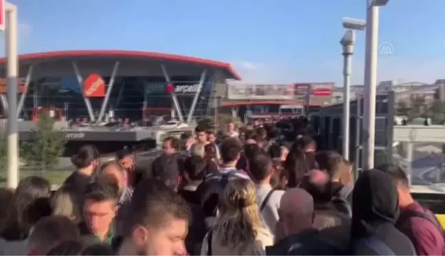 Yenibosna metrobüs durağında yoğunluk yaşandı