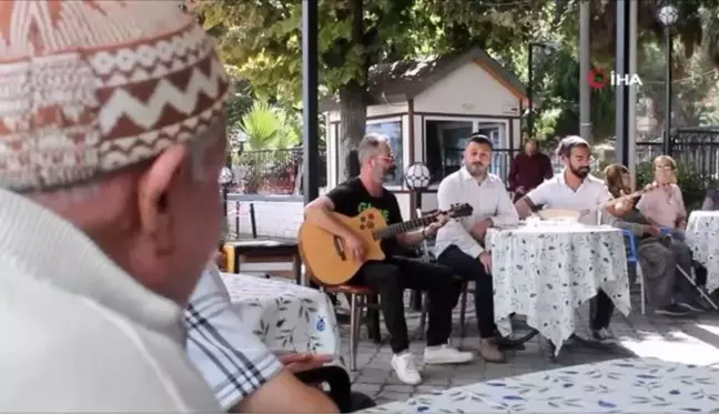 Huzurevi sakinlerine halk müziği dinletisi