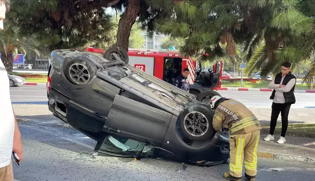 Fatih'te bir araca ve aydınlatma direğine çarpan otomobil ters döndü