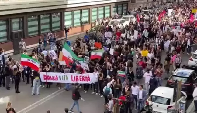 İtalya'da İranlı Mahsa Emini'nin ölümü protesto edildi