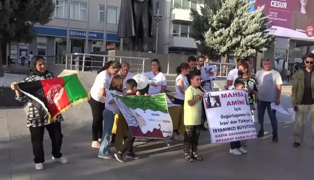 Son dakika haberi: İranlı, Suriyeli ve Afgan Kadınlar, Mahsa Amini'nin Ölümünü Saçlarını Keserek Protesto Etti