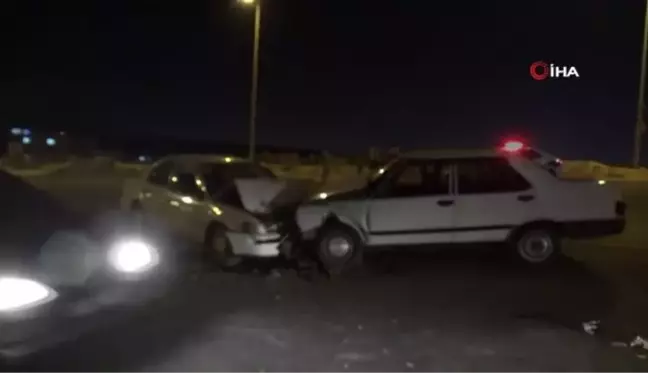 2 araç kafa kafaya çarpıştı 2'si ağır 10 yaralı