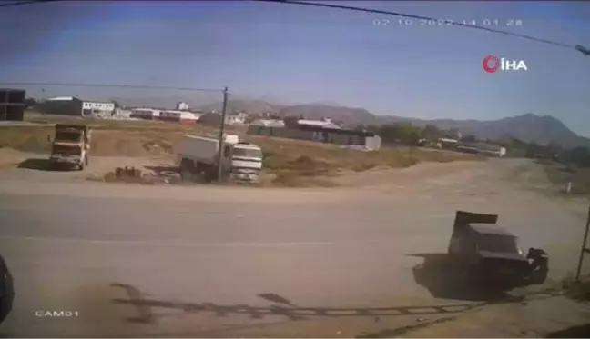 Otomobilin direğe çarptı, yolcu koltuğundaki şahıs böyle düştü