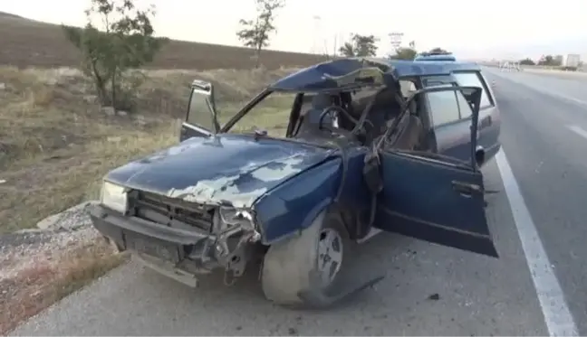 Afyon haberleri! AFYONKARAHİSAR - Sandıklı'da ata çarpan otomobildeki 4 kişi yaralandı