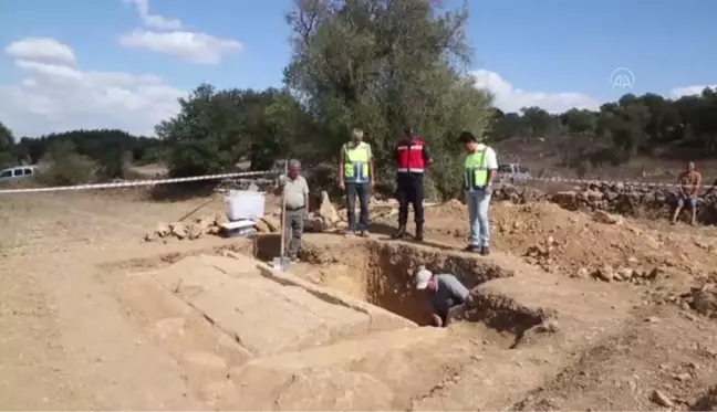 Çiftçinin traktörüyle sürdüğü tarlada oda mezar bulundu