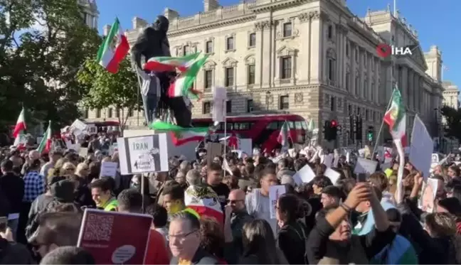 Londra'da Mahsa Amini için protesto