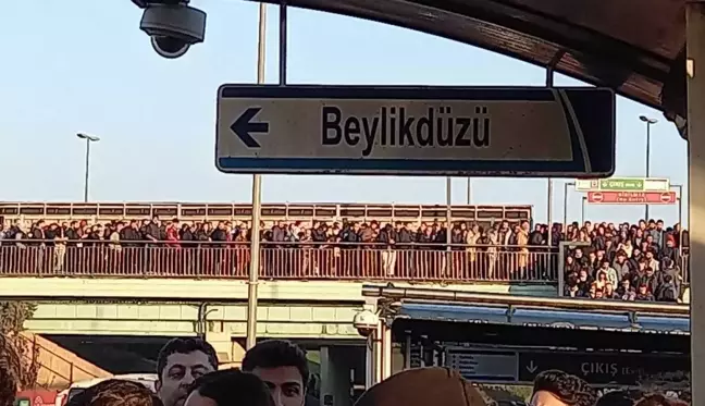 Metrobüste insan seli! Altunizade durağında adım atmak bile imkansız hale geldi