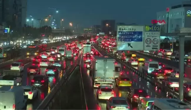 İSTANBUL'DA TRAFİK YOĞUNLUĞU YÜZDE 90'A ULAŞTI