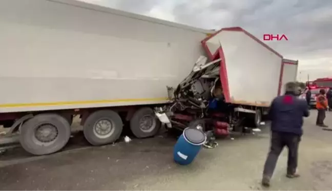 KİMYASAL MADDE YÜKLÜ KAMYON TIR'A ÇARPTI; 1 YARALI