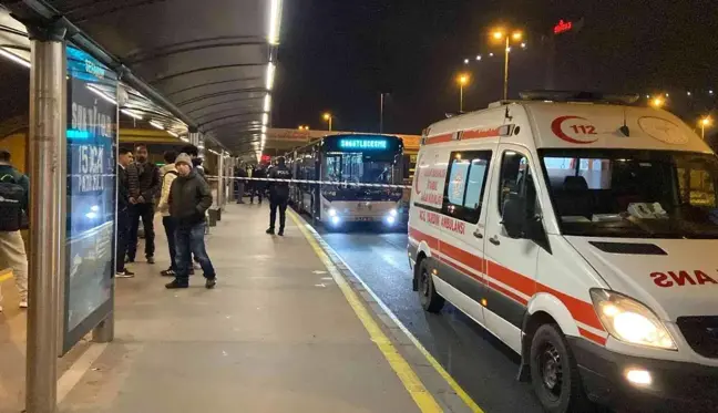 Sefaköy metrobüs durağında metrobüsün altında kalan bir kişi hayatını kaybetti