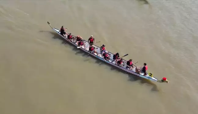 Çin Yeni Yılı Kutlamaları İçin Arjantin'de Ejderha Teknesi Yarışı Düzenlendi