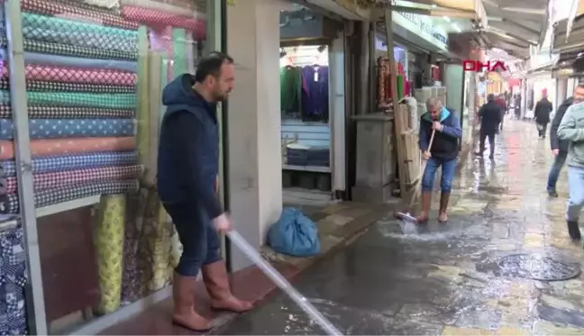 İZMİR'DE KUVVETLİ SAĞANAK YAĞMUR, İŞ HANINI SU BASTI