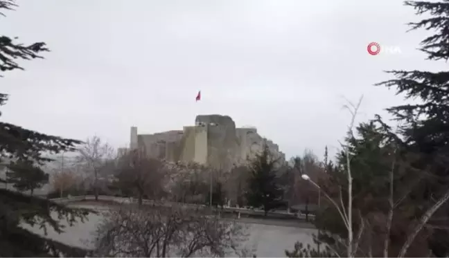 Aynı dönem, iki zıt görüntü...Geçtiğimiz yıl beyazla kaplı olan Harput Kalesi'nde bu yıl kardan eser yok