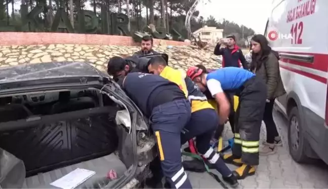 Kahramanmaraş'ta otomobil elektrik direğine çarpıp takla attı: 1 ölü, 2 ağır yaralı