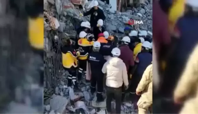 Baba oğulu deprem ayırdı... Baba hayatını kaybetti, enkaz altından çıkartılan oğlu hastaneye sevk edildi